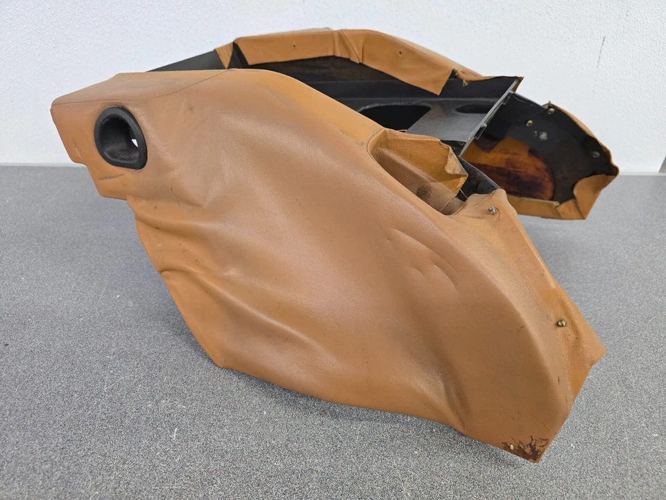 CONSOLA TRASERA ORIGINAL USADA ORIGINAL PORSCHE 928 UNIDAD BASE CUERO PAPIRO Foto 2 de 4