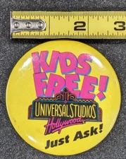 VINTAGE 90'S UNIVERSAL STUDIOS HOLLYWOOD " KIDS FREE' 3 INCH ROUND BUTTON / PIN