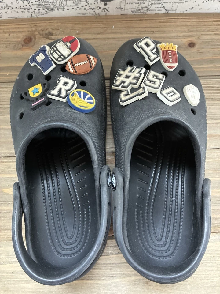 Zuecos Crocs negros dijes deportivos niños talla 2 Foto 4 de 4