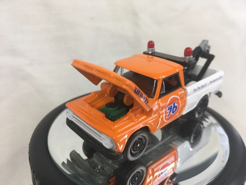 Johnny Lightning  1965 Chevrolet C10 Unocal 76 Tow Truck - Opening Hood! - Loose - Image 4 of 4