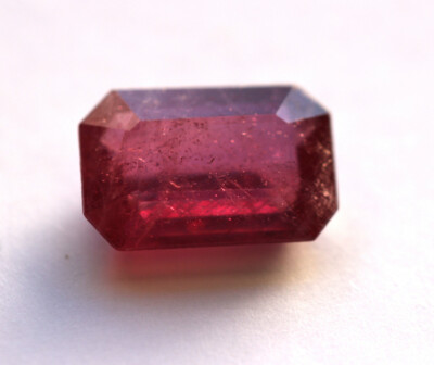 Rubis Du Mozambique 2,26 Carats Traité - Rectangle Pans Coupés, Rouge, Neuf Sans Emballage