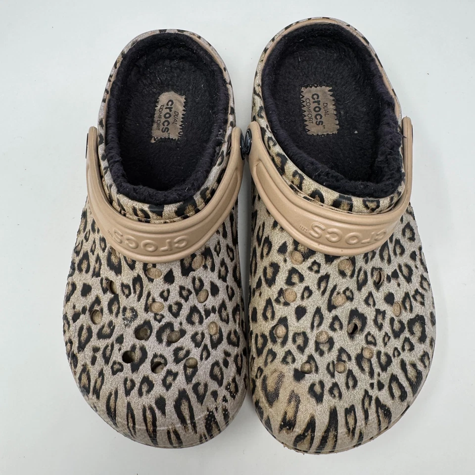 Zuecos forrados de lana con estampado de guepardo negro y leopardo Crocs para mujer talla 8” Foto 3 de 4