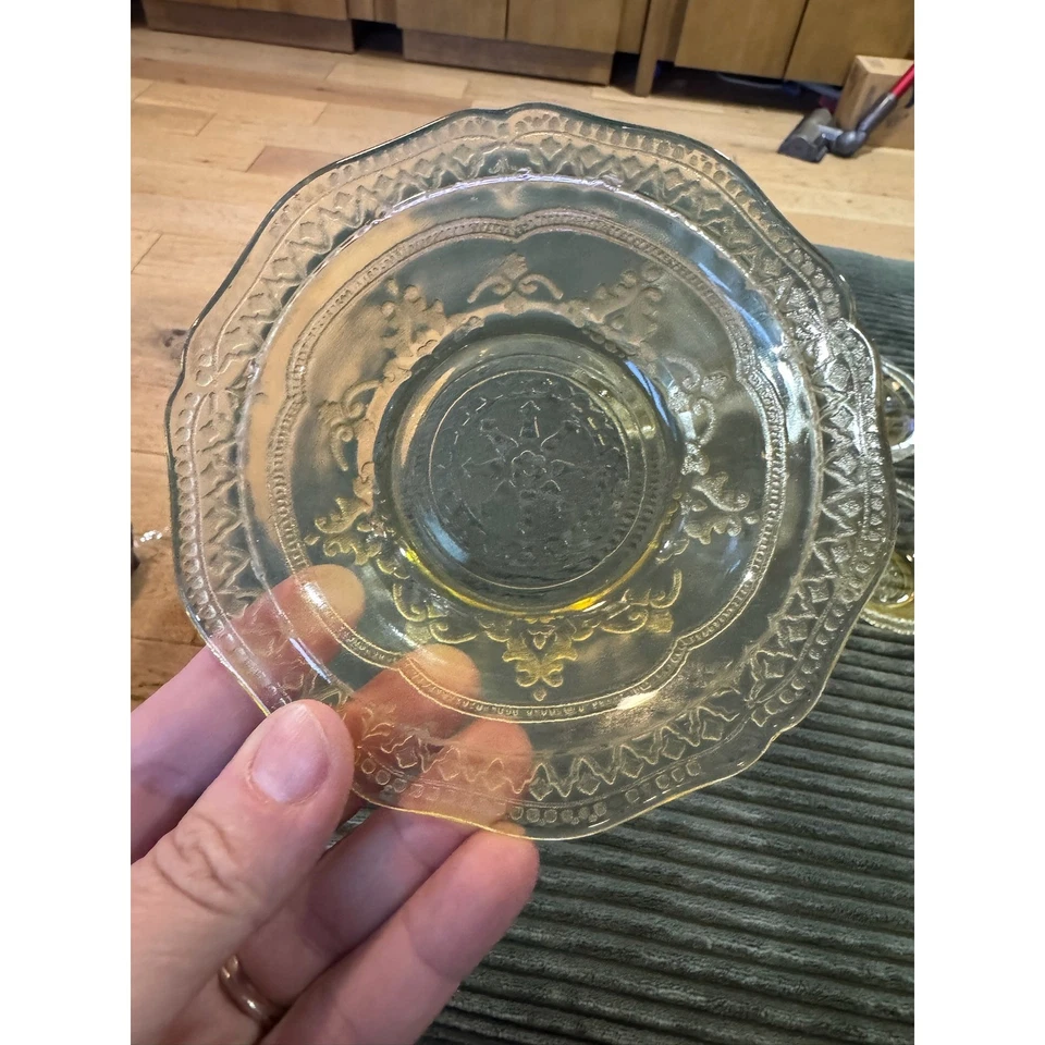 Juego de 4 cuencos vintage de vidrio de la depresión amarilla ornamentados florales en relieve Foto 2 de 4