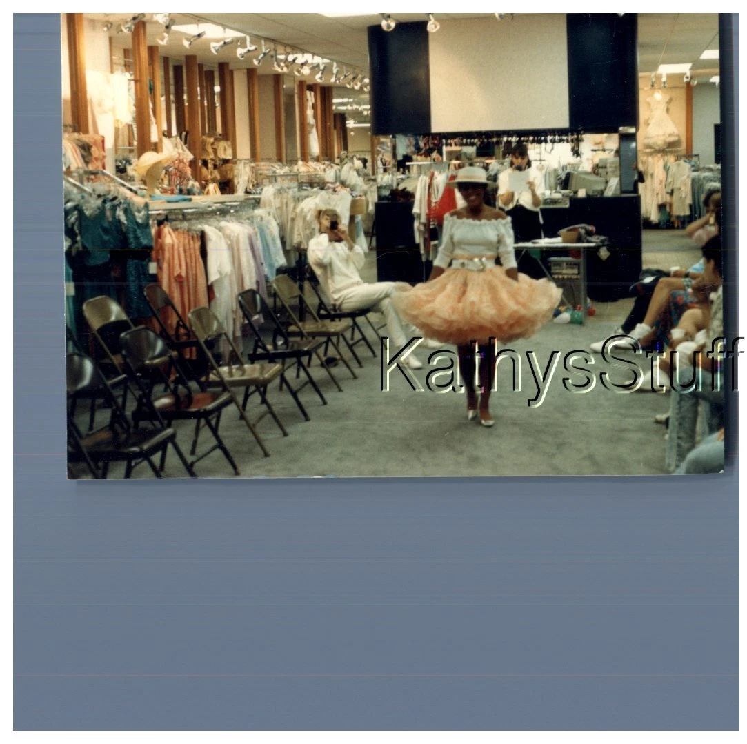 FOUND COLOR PHOTO V 7633 PRETTY WOMAN IN DRESS IN DRESSING ROOM eBay