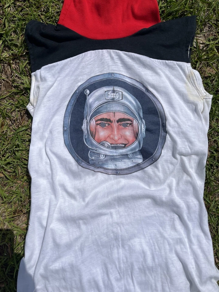 Camisa Devo Beautiful World Astronaut 1981 color negro sin mangas cuello alto talla M Foto 3 de 4