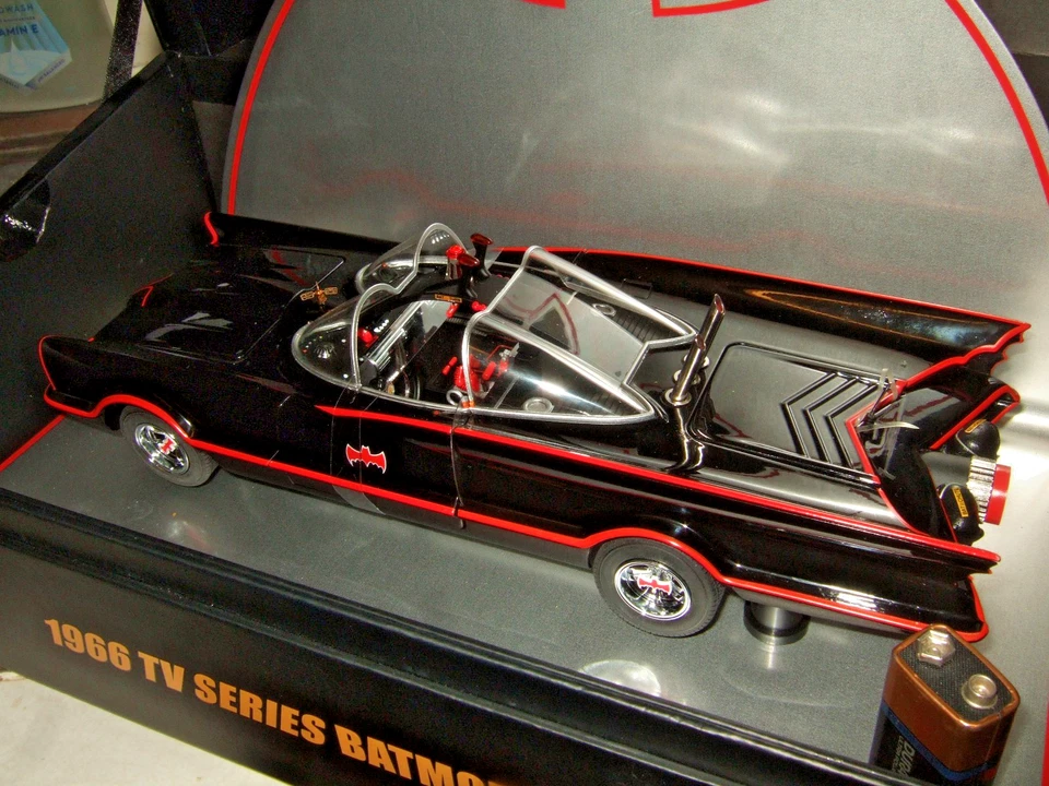 Impresionante Batimóvil Hotwheels Elite L7131, la serie de televisión 1966 a escala 1:18. Foto 3 de 4