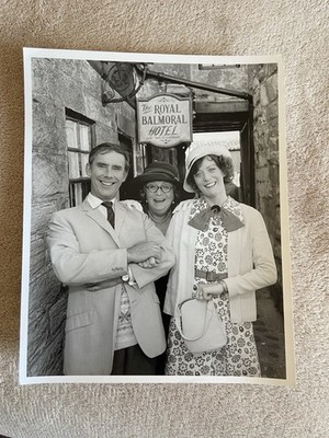 THORA HIRD (IN LIEBEVOLLER ERINNERUNG) SELTENE ORIGINAL YORKSHIRE TV PRESSE STILL - 10x8''