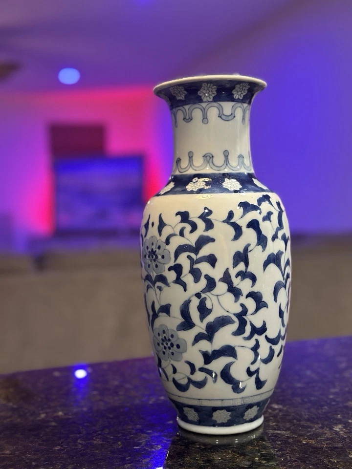 Jarrón decorativo Bud pequeño azul y blanco porcelana estampado H 5,5" detalles para el hogar Foto 4 de 4