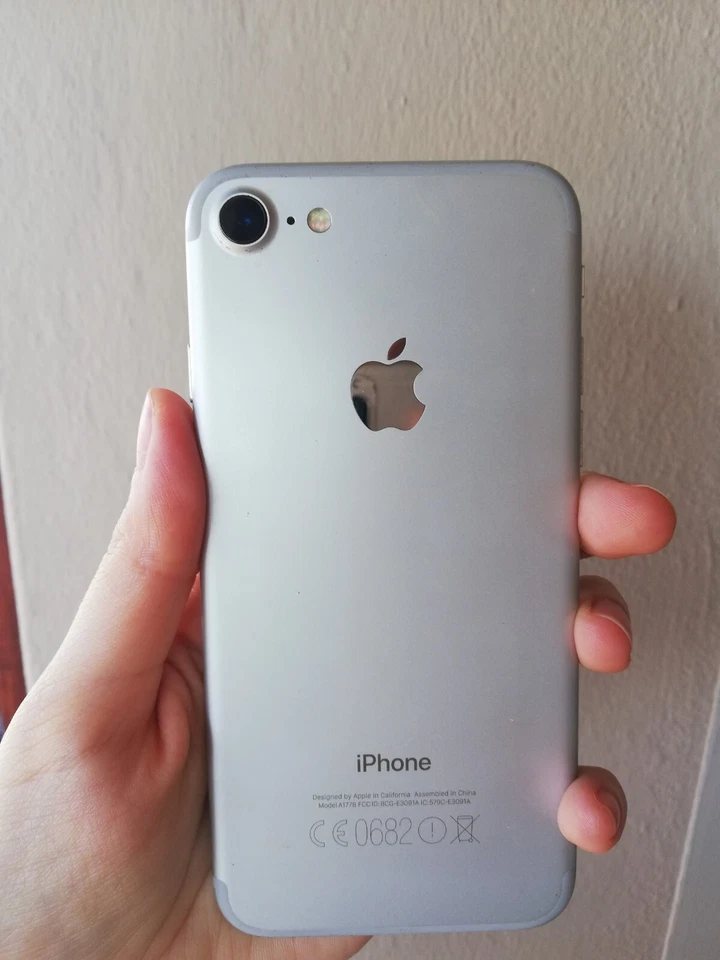 APPLE IPHONE 7 32 GB Silver Argento Usato leggera usura batteria da sostituire - Immagine 2 di 4