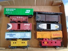 10 VINTAGE HO SCALE FREIGHT CARSFOR PARTS OR REPAIR LOT A