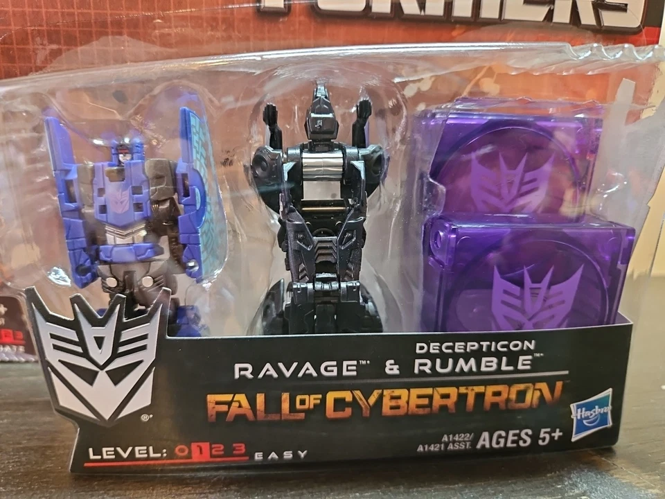 TRANSFORMERS GENERATIONS FALL OF CYBERTRON SOUNDWAVE WITH BONUS 2 PACKS - Image 3 of 4