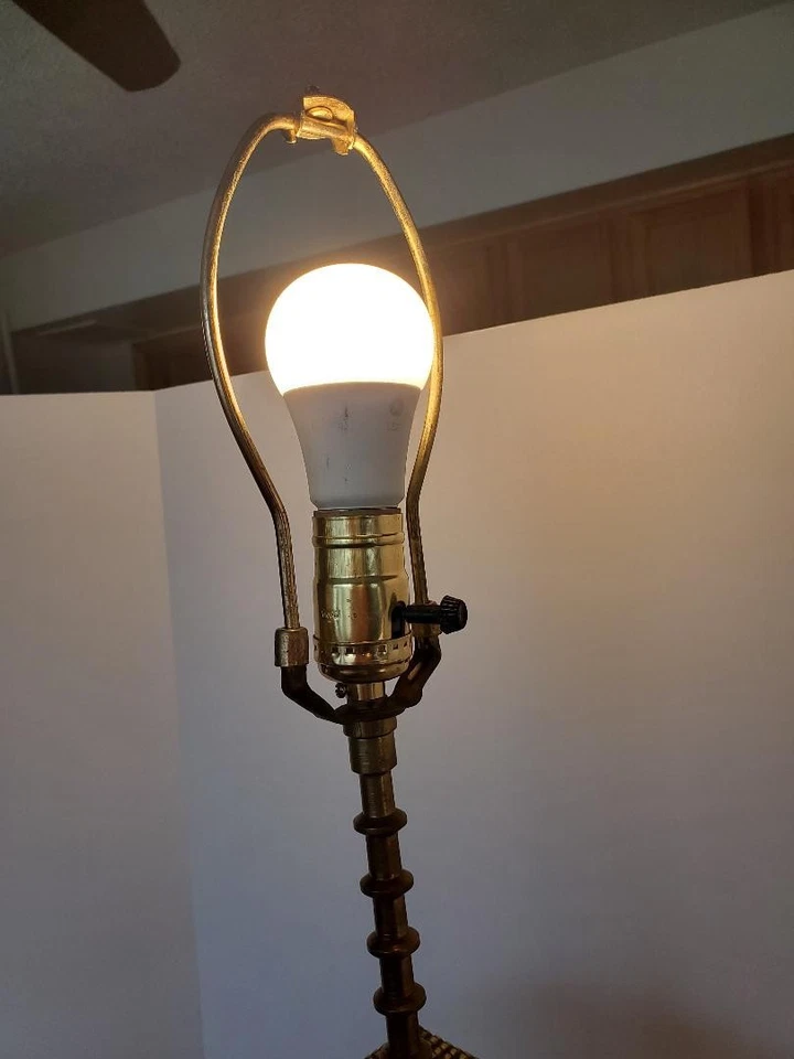 Lámpara de mesa templo pagoda asiática de latón macizo vintage con campana y martillo Foto 2 de 4