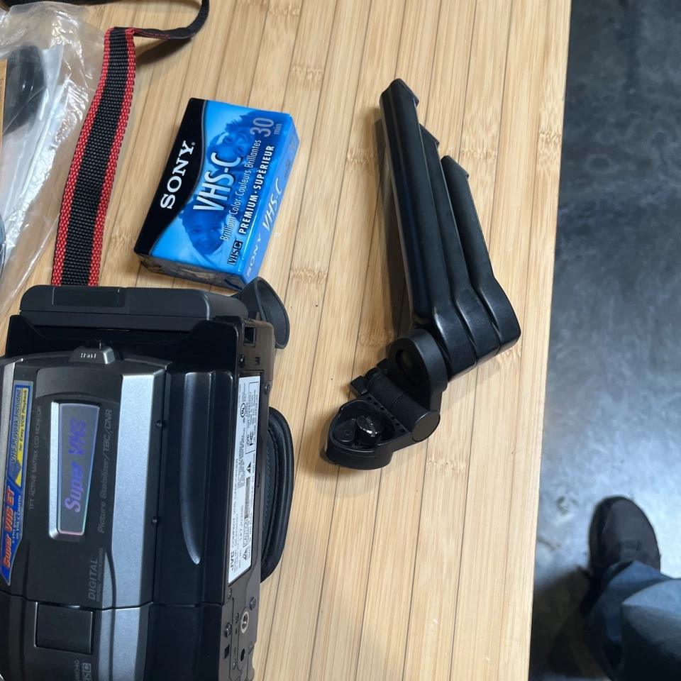 Videocámara VHS compacta JVC 600x zoom digital Foto 3 de 4