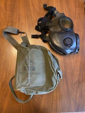 1963 Vintage Vietnam War US M-17 GAS MASK W/ Original CARRY BAG Medium