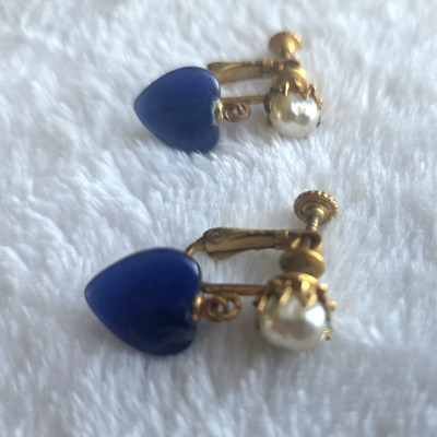 Vintage signed Miriam Haskell Screw Back Earrings Fresh Pearls Blue Stone Hearts
