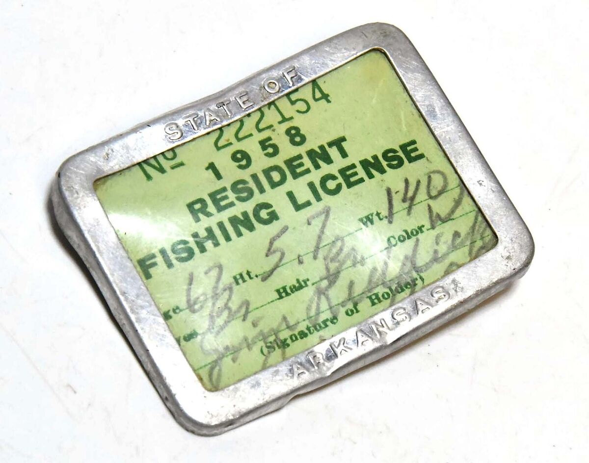 VINTAGE 1958 BUTTON STATE OF ARKANSAS FISHING LICENSE METAL HOLDER PIN