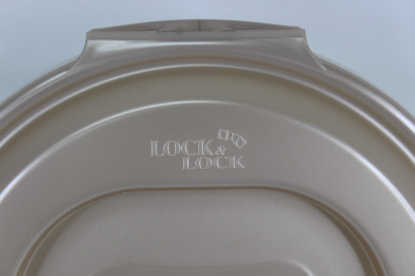 Lock & Lock Round Divided Food Storage Container w/Handle on Lid 2.1 L 71 oz NEW