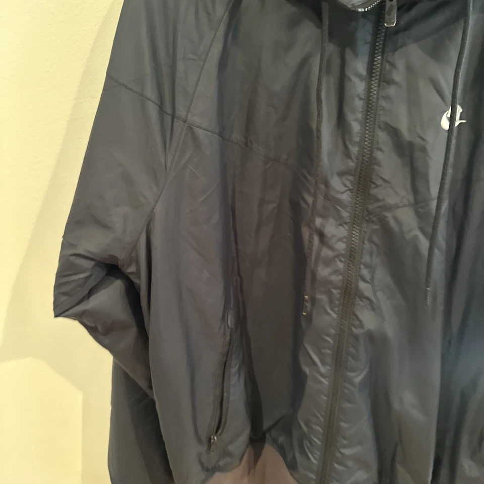 Nike Sportswear Corredor de viento negro talla pequeña Foto 2 de 4