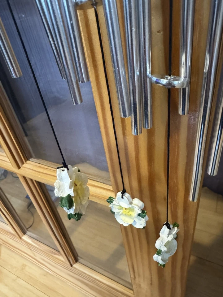 Carillones de viento Cardinal Memorial poli resina pájaro rojo campana de viento al aire libre con flores Foto 3 de 4