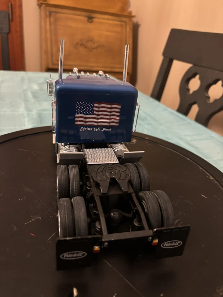 Lote de quatro caminhões de ferro-velho construídos em escala 1/25 - Imagem 2 de 4