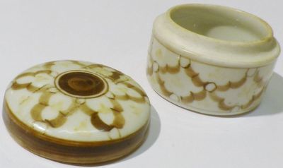 BOITE PILULIER EN porcelaine de style Louis XVI EUR 19,00 - FR