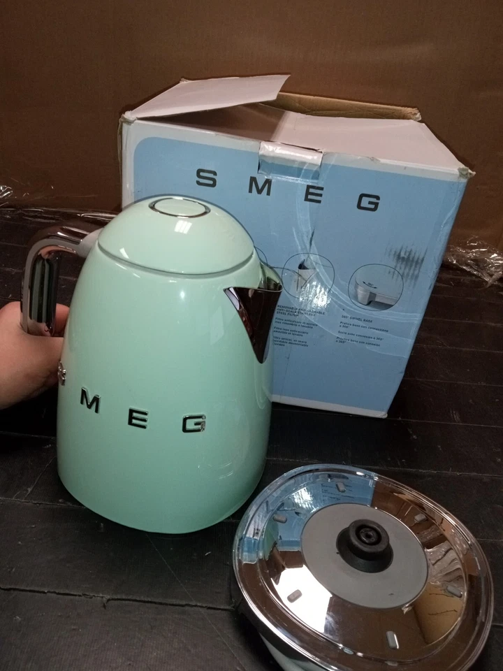 Hervidor eléctrico SMEG estilo retro estético KLF03PGUS verde pastel años 50. Foto 2 de 4