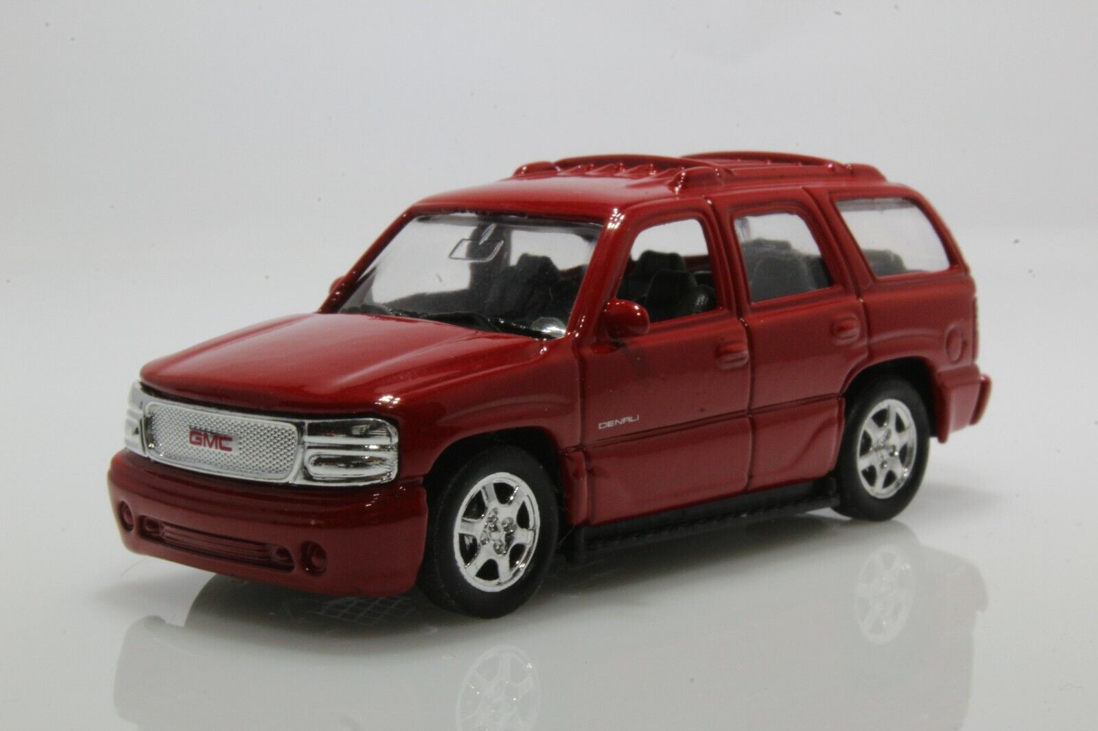 2001 GMC Yukon Denali SUV (Tahoe), 1:64 Scale Diecast Model (Red)
