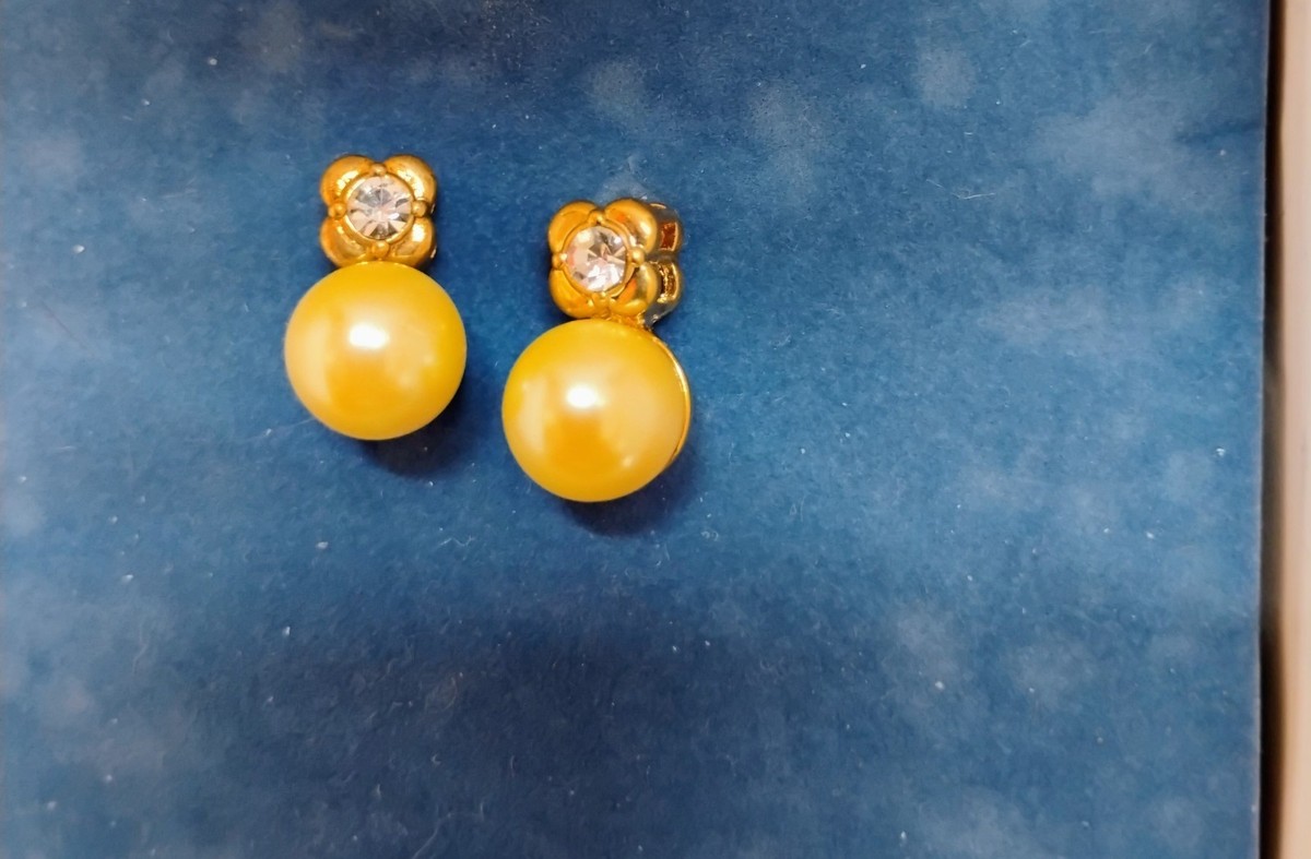 Avon President's 2005 Recognition Pearlesque Necklace and Earring