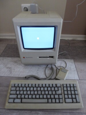 Apple Macintosh Plus mit Tastatur und Maus