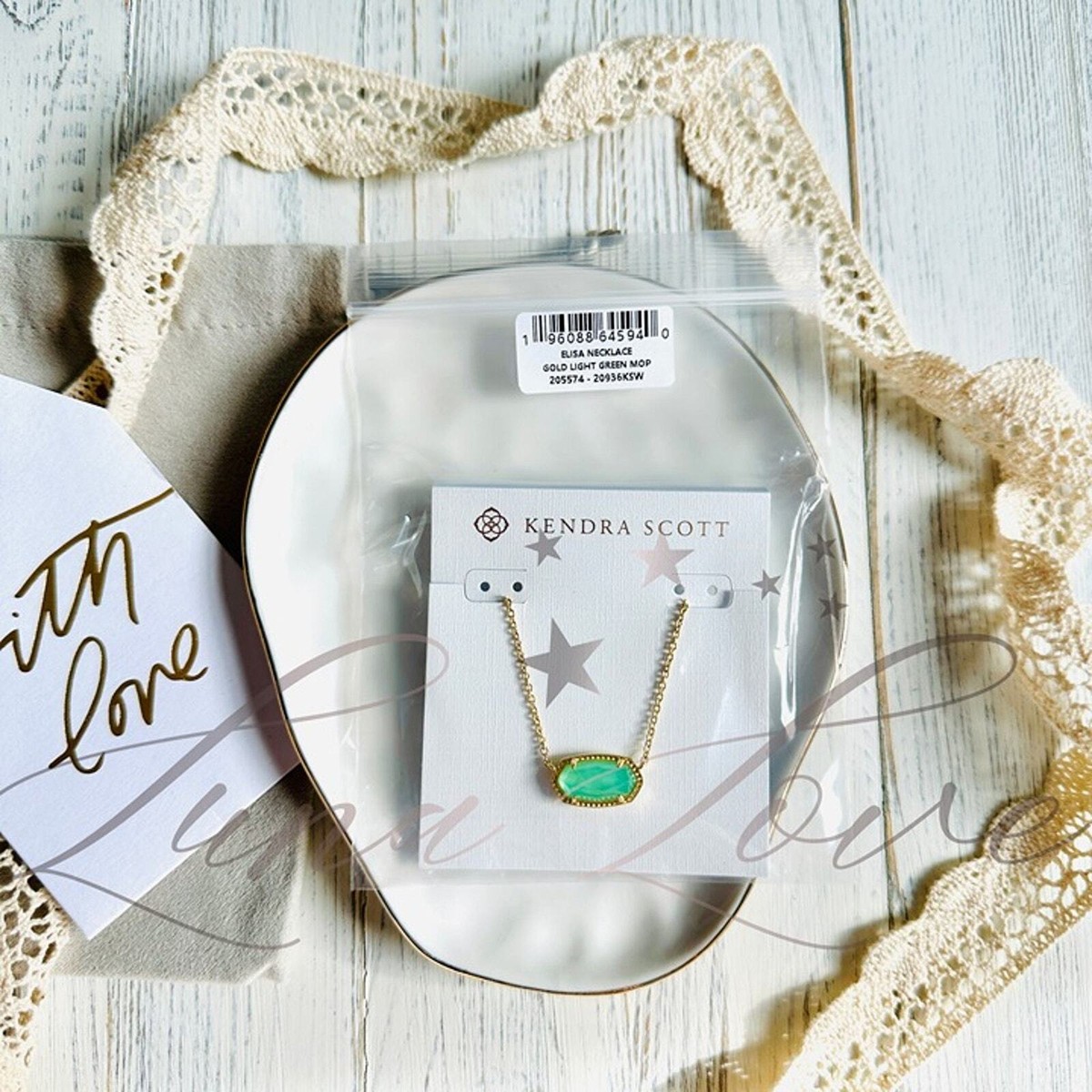 KENDRA SCOTT Elisa Gold Pendant Necklace in Light Green Mother-of