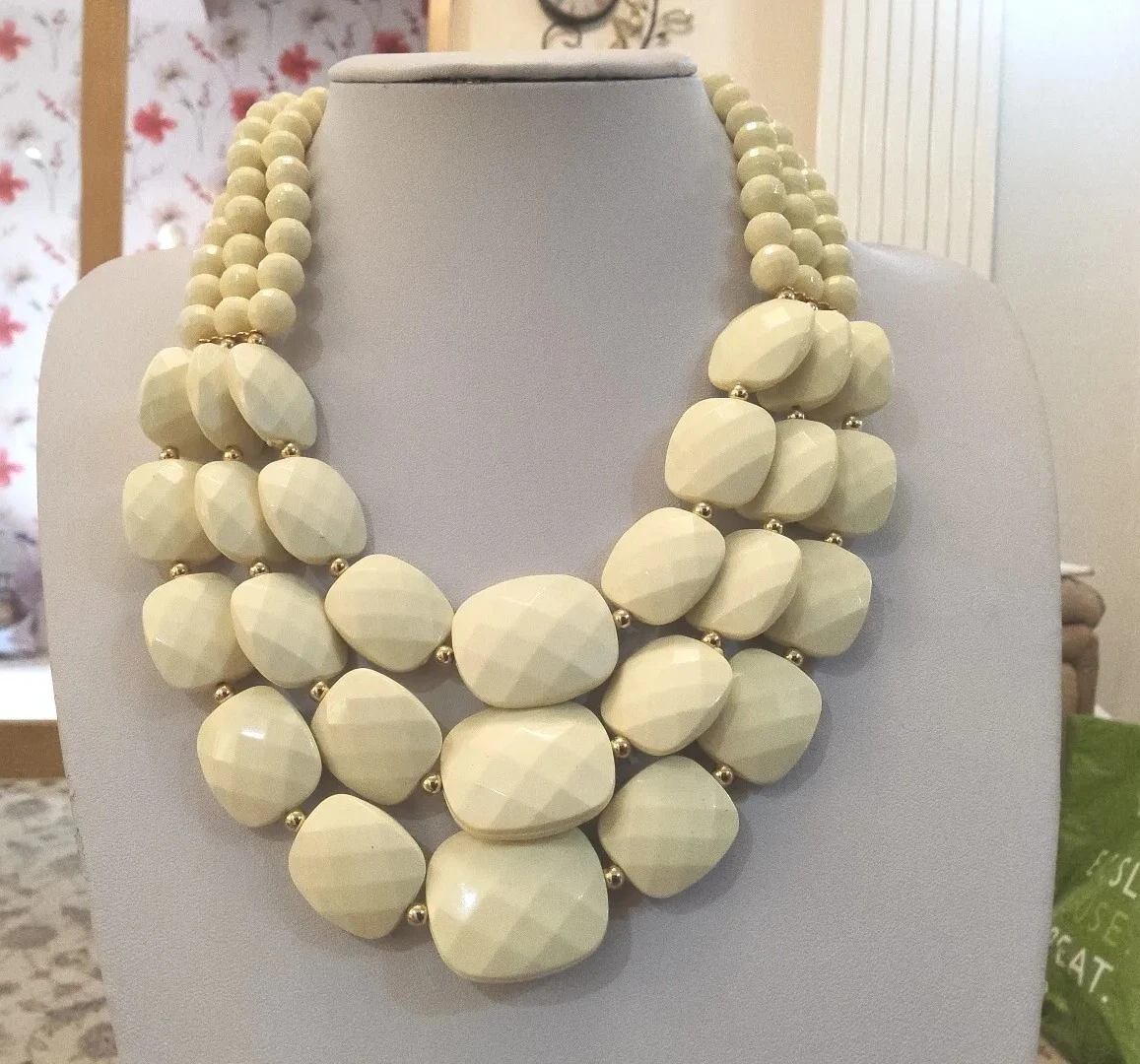 OFF WHITE Nuovissima enorme collana choker color oro con enorme bianco sporco + piccole perle d'oro