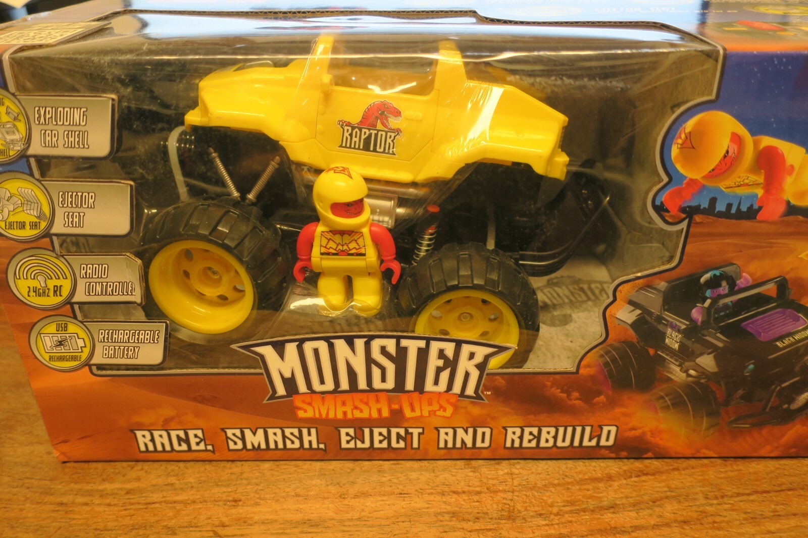Voiture radiocommandée jaune Monster Smash UPS 2.4 GHz pour amuser les enfants au parc