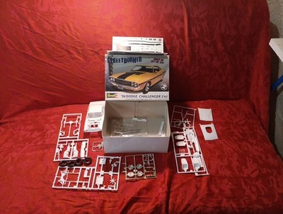 M30b Complete Revell 2in1 '70 Dodge Challenger Street Burner 1:25 Kit 854213