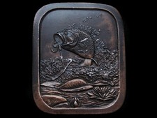 JK09121 VINTAGE 1976 IMC  LARGE MOUTH BASS JUMPING FOR BAIT  BRASSTONE BUCKLE
