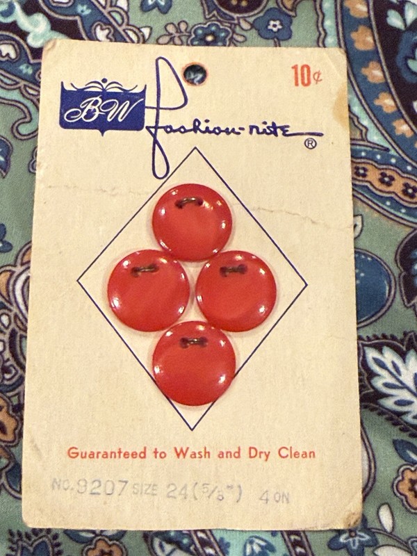 VTG BW Fashion-nite Plastic Buttons Red Non Center 2 Hole 5/8" 4 on Card 10 Cent