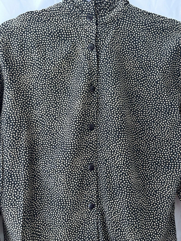 Blusa cuello alto de seda negra y tostada Neiman Marcus Foto 4 de 4