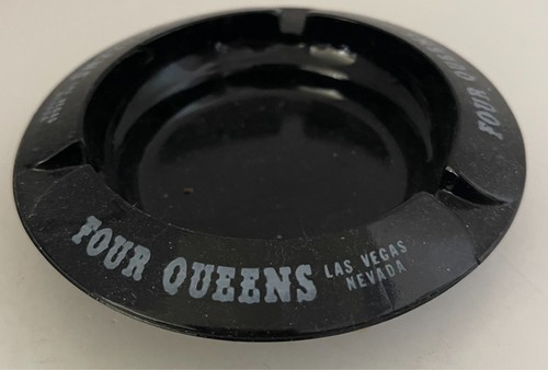 Cenicero de vidrio negro Four Queens Hotel Casino Las Vegas Nevada años 70 de colección - Imagen 2 de 3