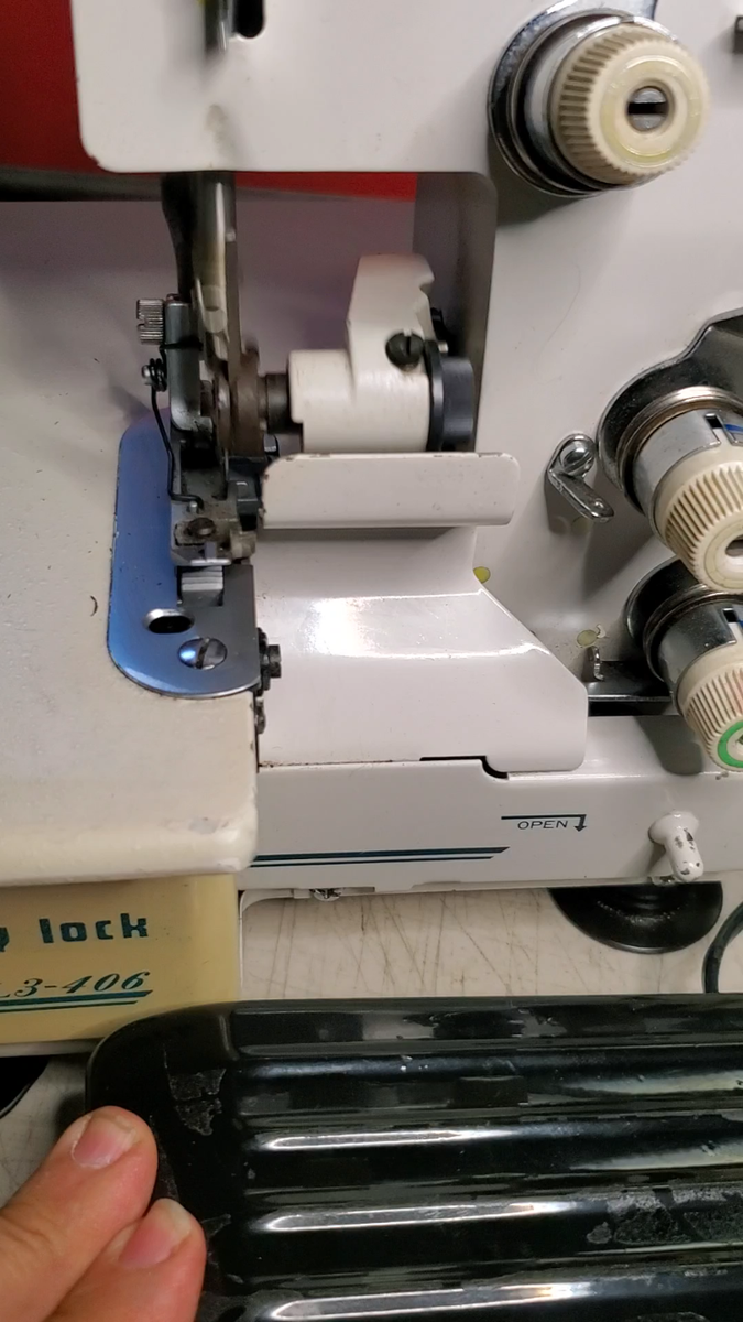 山口)【現状品】JUKI　ロックミシン　BL3-406　フット有 ◆BIZ1409FCY MJ11C Baby Lock BL3-406 Overlock Sewing Machine - For Parts or Repair