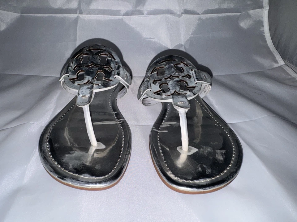 Tory Burch - Sandalia Tanga Miller Mujer Charol Plateado Metálico Talla 8.5 Foto 4 de 4