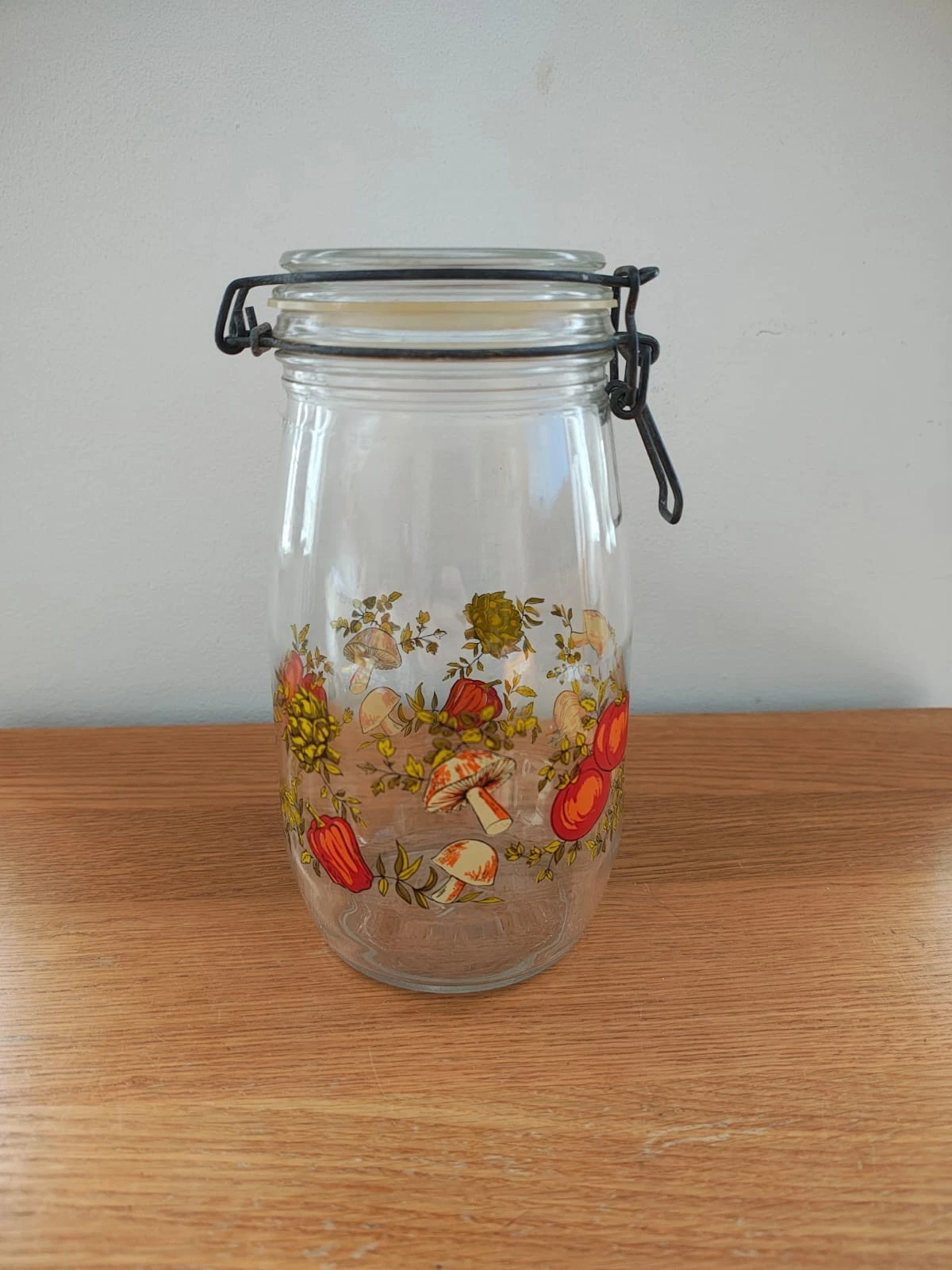 Vintage ARC France Spice Of Life Clip Canister Har. Hinged Lid. 1.5l. 1970s.
