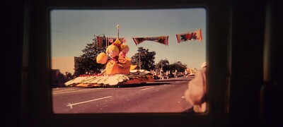 KK12 35MM SLIDE Americana photo Photograph TOURNAMENT OF ROSES PARADE FLOAT