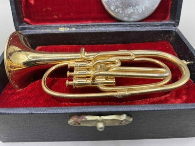 Miniatur Trompete mit Vitrine - Metall Deko Instrument Nachbau, Musik