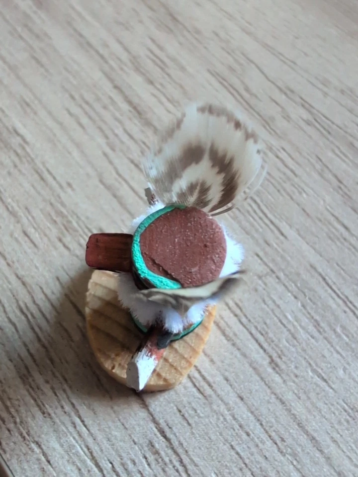 Handgefertigte Miniatur 1" Kachina Puppe signiert mit Federn Vintage - Bild 3 von 4