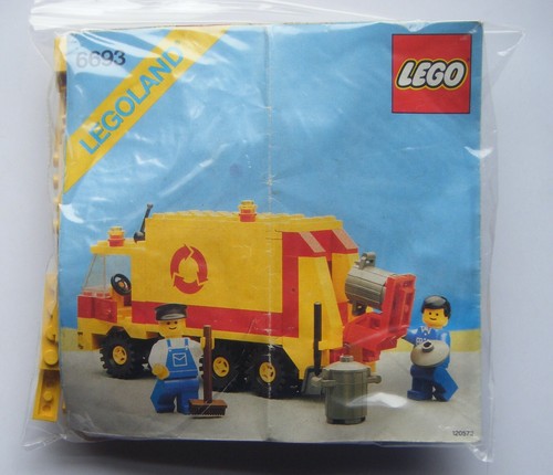 Vintage 80s and 90s LEGO Sets (Town, Space, Pirates) - Picture 24 of 27