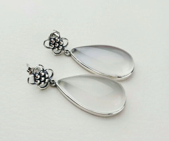 T09 Orecchini A Goccia In Calcedon Bianco Con Fiore In Argento Sterling 925 - Immagine 3 di 4