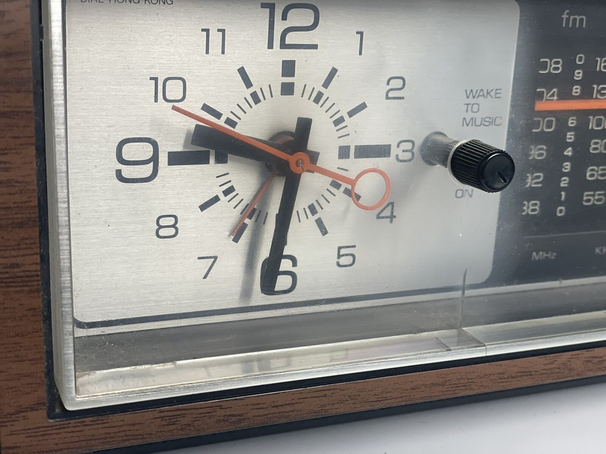 Vintage General Electric GE 7-4550C Walnut Grain Polystyrene Clock