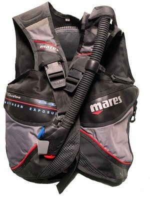 2 MARES SCUBA VECTOR  840 BCD'S. 1 LARGE, 1 SMALL. $69.00 EACH.