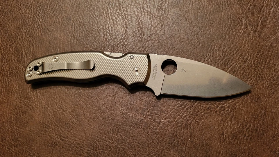Hoja Spyderco Shaman S30V y básculas de titanio fresado de Ripp's Garage Tech Foto 2 de 4