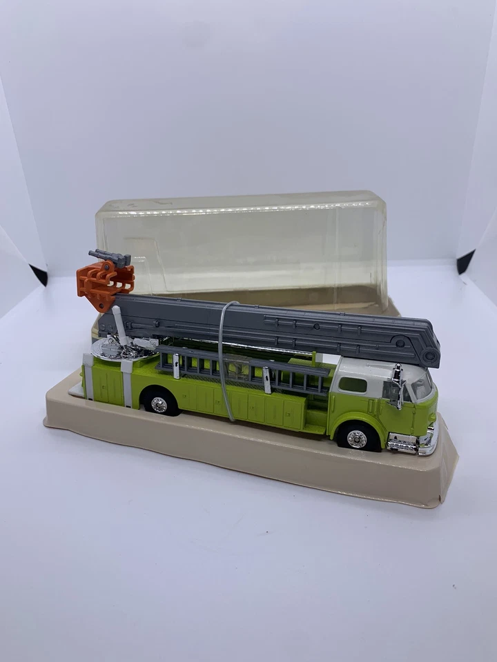MODEL POWER FIRE ENGINE 1/48 SCALE MADE IN MACAO. - Image 2 of 4