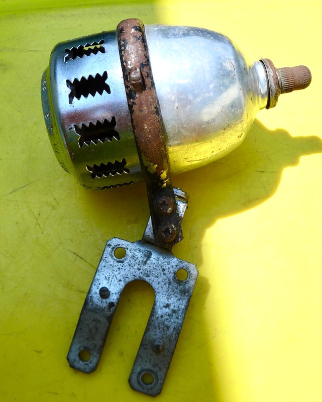 Vintage Persons Majestic Bicycle Bike Siren Made in USA Worcester Mass & Bracket